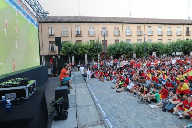 Ambiente en la plaza Mayor de Palencia para ver en directo la final de la Eurocopa entre España e Inglaterra