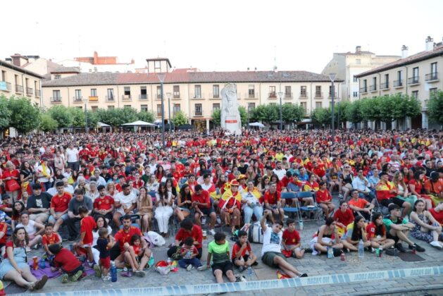 Ambiente en la plaza Mayor de Palencia para ver en directo la final de la Eurocopa entre España e Inglaterra