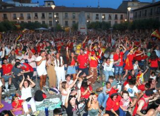 Ambiente en la plaza Mayor de Palencia para ver en directo la final de la Eurocopa entre España e Inglaterra