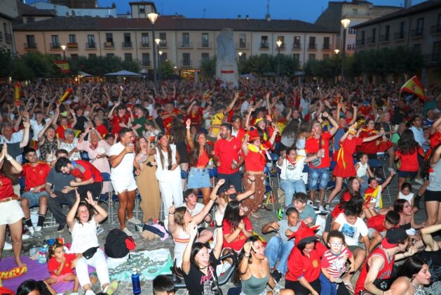 Ambiente en la plaza Mayor de Palencia para ver en directo la final de la Eurocopa entre España e Inglaterra