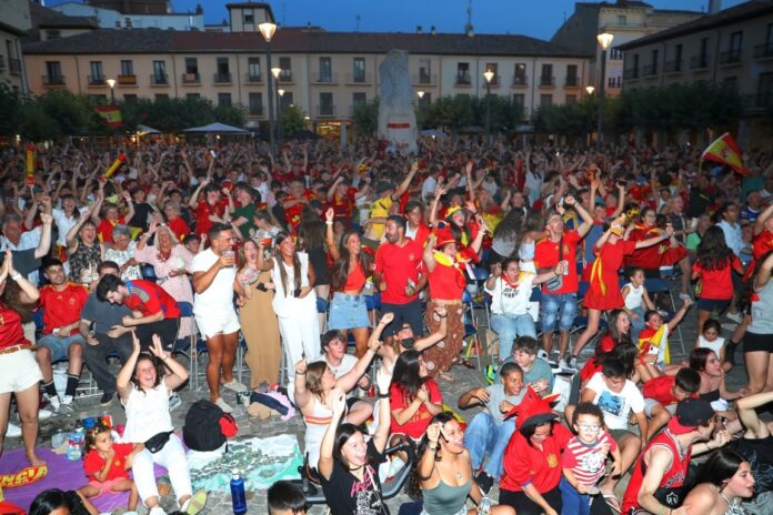 Ambiente en la plaza Mayor de Palencia para ver en directo la final de la Eurocopa entre España e Inglaterra