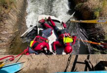 Bomberos de León / ICAL . Los bomberos rescatan a un hombre de 95 años y una mujer de 65 tras caer su vehículo a un arroyo en Puente Villarente (León)