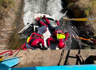 Bomberos de León / ICAL . Los bomberos rescatan a un hombre de 95 años y una mujer de 65 tras caer su vehículo a un arroyo en Puente Villarente (León)