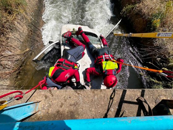 Bomberos de León / ICAL . Los bomberos rescatan a un hombre de 95 años y una mujer de 65 tras caer su vehículo a un arroyo en Puente Villarente (León)