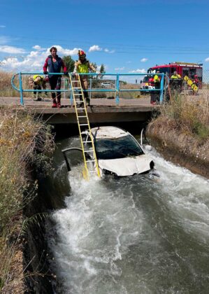 Bomberos de León / ICAL . Los bomberos rescatan a un hombre de 95 años y una mujer de 65 tras caer su vehículo a un arroyo en Puente Villarente (León)