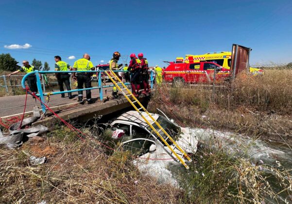 Bomberos de León / ICAL . Los bomberos rescatan a un hombre de 95 años y una mujer de 65 tras caer su vehículo a un arroyo en Puente Villarente (León)