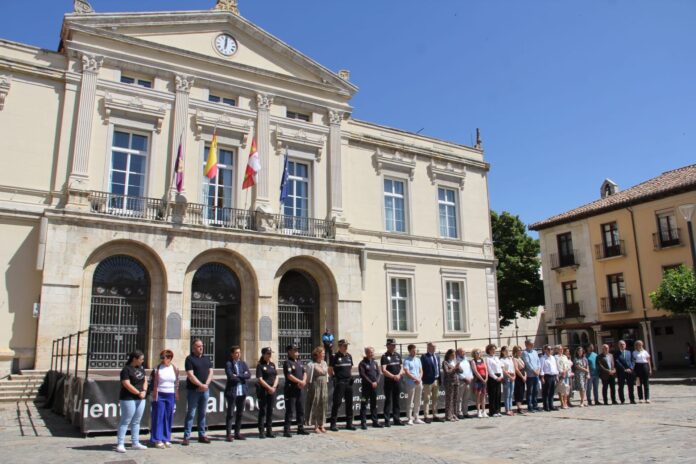 Minuto de silencio en el Ayuntamiento de Palencia