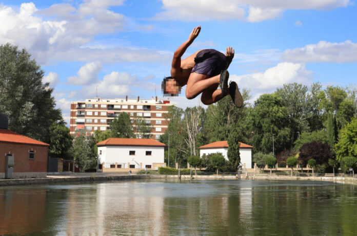 Joven tirándose al canal de Castilla en la Dársena del Canal de Palencia