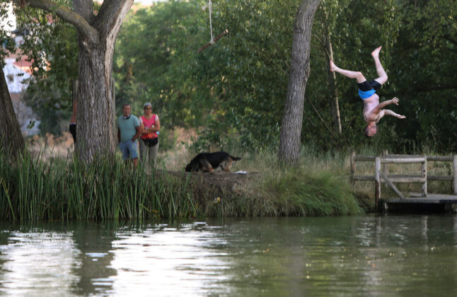 Joven tirándose al canal de Castilla en la Dársena del Canal de Palencia