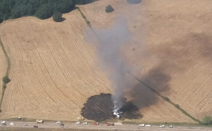 Vista aérea del incendio y de la escasa distancia con el inicio del robledal. / JCYL