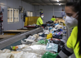 Trabajadores en un Centro de Tratamiento de Residuos. / ICAL