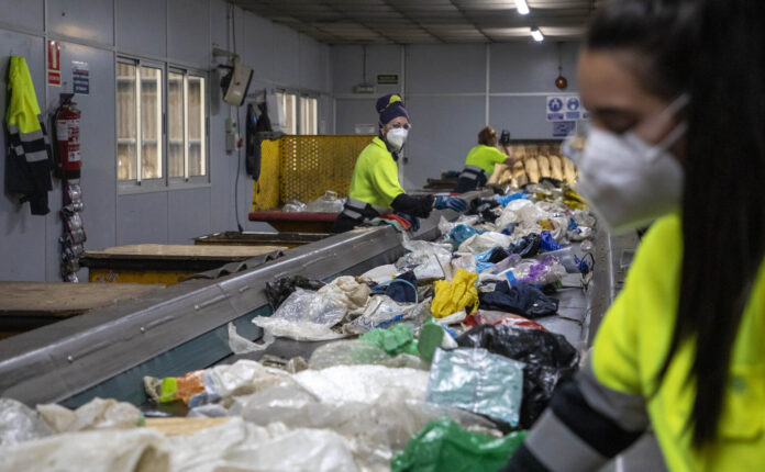 Trabajadores en un Centro de Tratamiento de Residuos. / ICAL