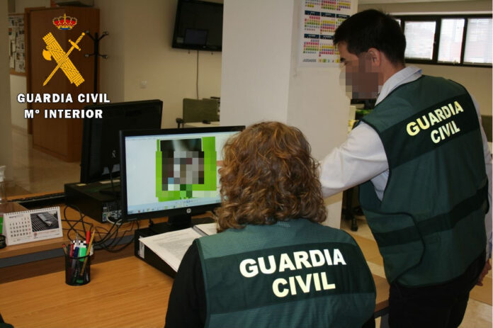 Dos agentes de la Guardia Civil.