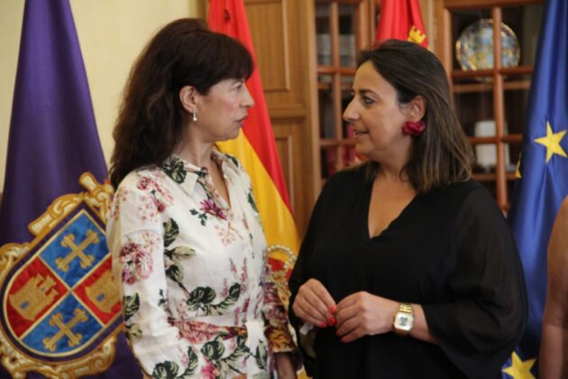 Ana Redondo en el Ayuntamiento de Palencia junto a Miriam Andrés