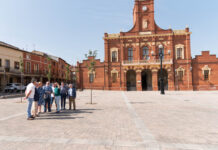 Autoridades visitando la renovada Plaza Mayor de Becerril de Campos