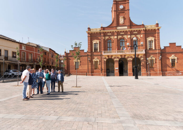 Autoridades visitando la renovada Plaza Mayor de Becerril de Campos