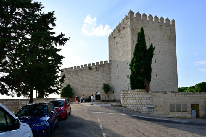 Carretera que da acceso al Castillo de Monzón