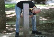 Hombre bebiendo agua de una fuente en Palencia