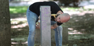 Hombre bebiendo agua de una fuente en Palencia