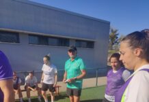 Javier Barreda, nuevo entrenador del Palencia Fútbol Femenino, durante un entrenamiento con la plantilla