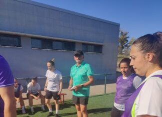 Javier Barreda, nuevo entrenador del Palencia Fútbol Femenino, durante un entrenamiento con la plantilla