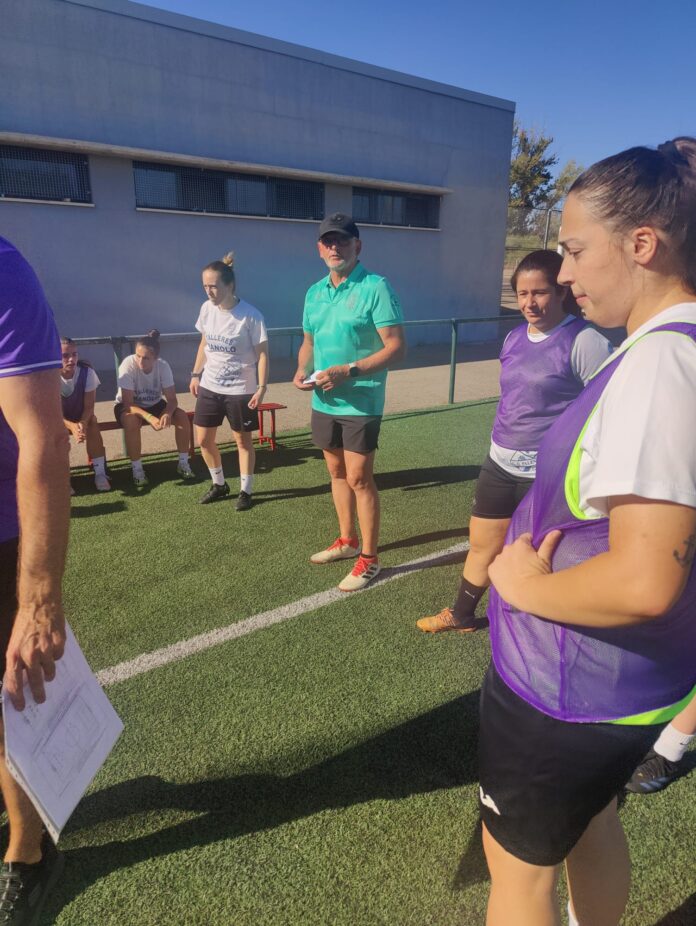 Javier Barreda, nuevo entrenador del Palencia Fútbol Femenino, durante un entrenamiento con la plantilla