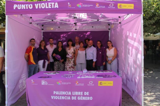 La Ministra de Igualdad, Ana Redondo, junto a miembros del Ayuntamiento de Palencia