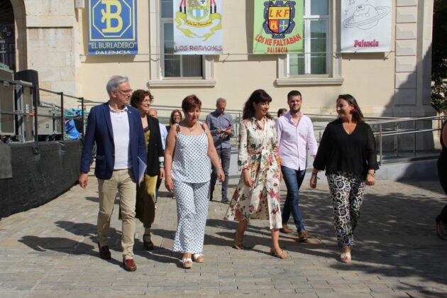 La Ministra de Igualdad, Ana Redondo, junto al equipo de gobierno del Ayuntamiento de Palencia