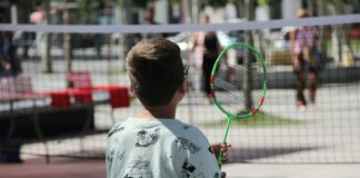 Niño jugando a bádminton esta mañana de miércoles 28 de agosto