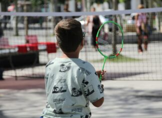 Niño jugando a bádminton esta mañana de miércoles 28 de agosto