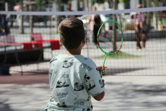 Niño jugando a bádminton esta mañana de miércoles 28 de agosto