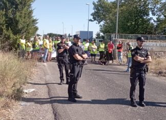 Policía junto a la manifestación de los trabajadores del CTR