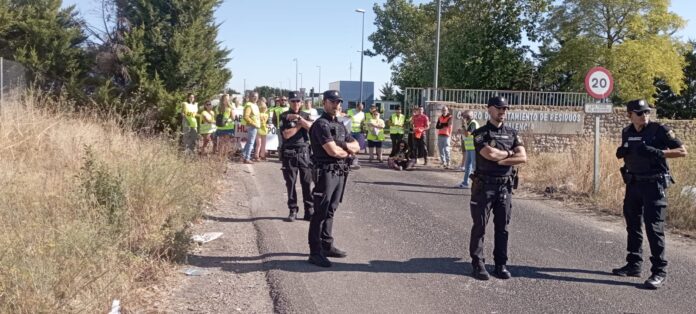 Policía junto a la manifestación de los trabajadores del CTR