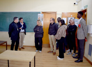 El obispo de Palencia visita el colegio de los Barnabitas para conocer el día a día de los 90 migrantes africanos acogidos