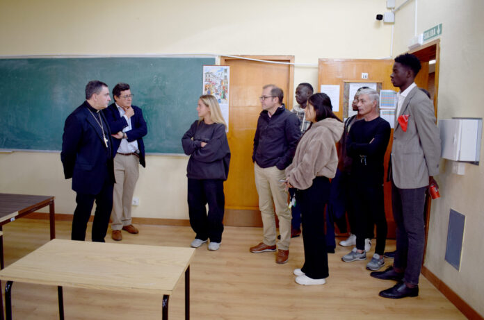 El obispo de Palencia visita el colegio de los Barnabitas para conocer el día a día de los 90 migrantes africanos acogidos