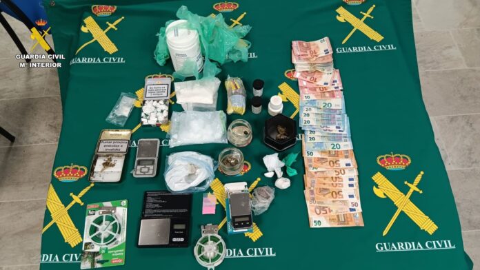 200 gramos de cocaína, 300 gramos de hachís, tres básculas de precisión y 790 euros en efectivo