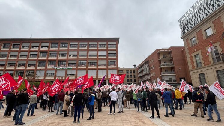 Concentración de CCOO y UGT en Palencia para exigir la reducción de la jornada laboral