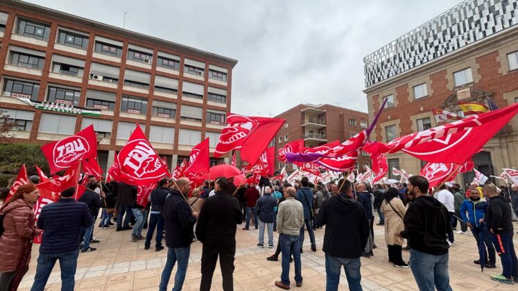 Concentración de CCOO y UGT en Palencia para exigir la reducción de la jornada laboral