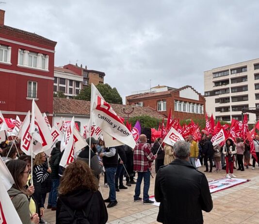 Imagen de una concentración de CCOO y UGT en Palencia.