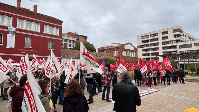 Imagen de una concentración de CCOO y UGT en Palencia.