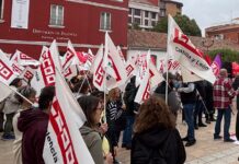 Imagen de una concentración de CCOO y UGT en Palencia.