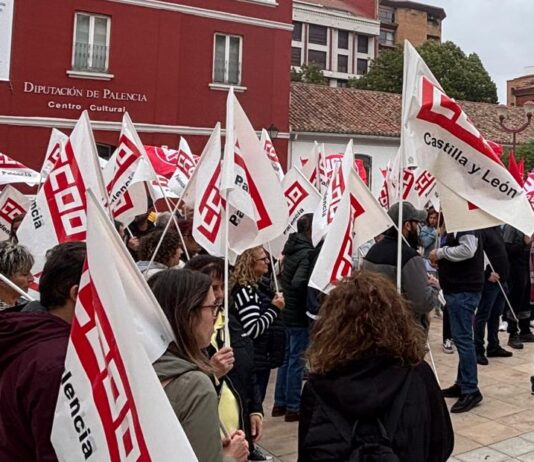 Imagen de una concentración de CCOO y UGT en Palencia.