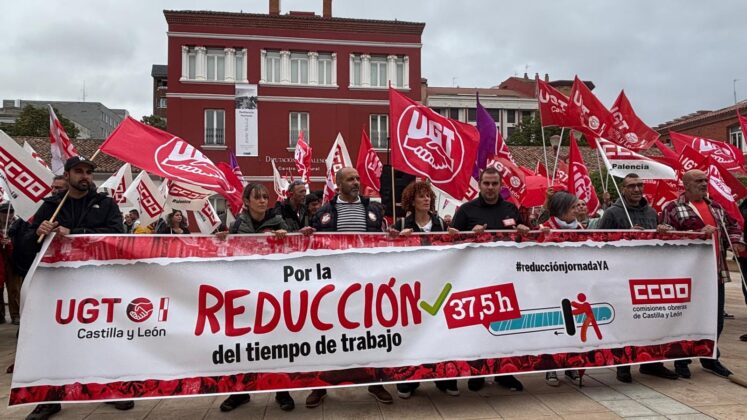 Concentración de CCOO y UGT en Palencia para exigir la reducción de la jornada laboral