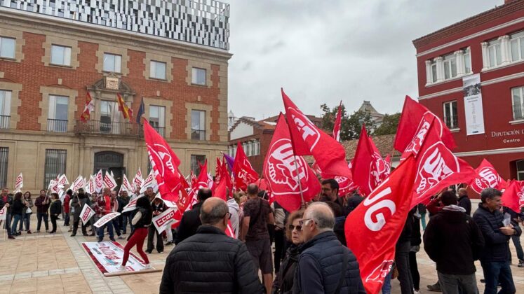 Concentración de CCOO y UGT en Palencia para exigir la reducción de la jornada laboral