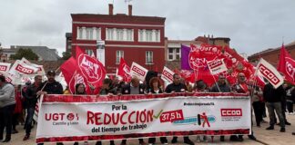 Concentración de CCOO y UGT en Palencia para exigir la reducción de la jornada laboral