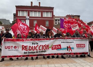 Concentración de CCOO y UGT en Palencia para exigir la reducción de la jornada laboral