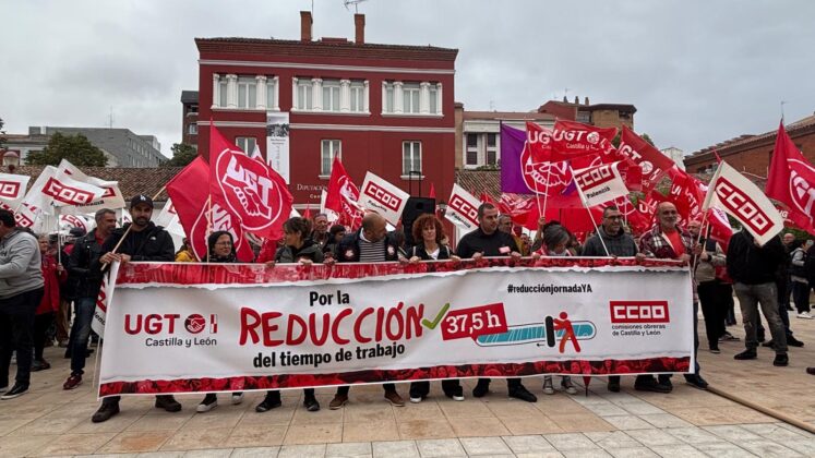 Concentración de CCOO y UGT en Palencia para exigir la reducción de la jornada laboral