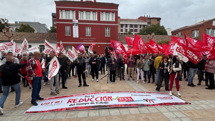 Concentración de CCOO y UGT en Palencia para exigir la reducción de la jornada laboral