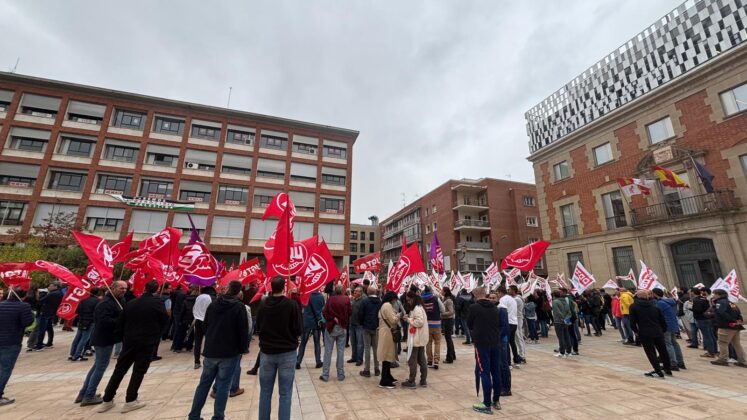 Concentración de CCOO y UGT en Palencia para exigir la reducción de la jornada laboral