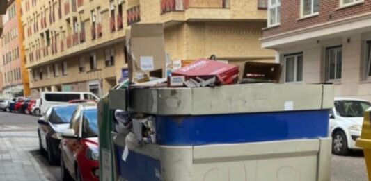 Contenedor de basura en Palencia a día de 11 de septiembre